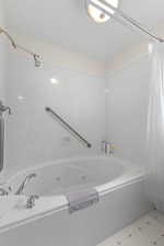 Bathroom with a combined bath / shower with jetted tub