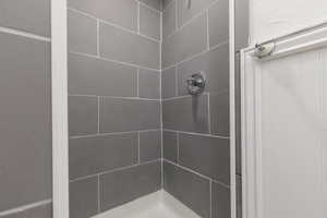 Bathroom featuring a tile shower
