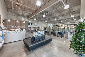 Miscellaneous room with a high ceiling