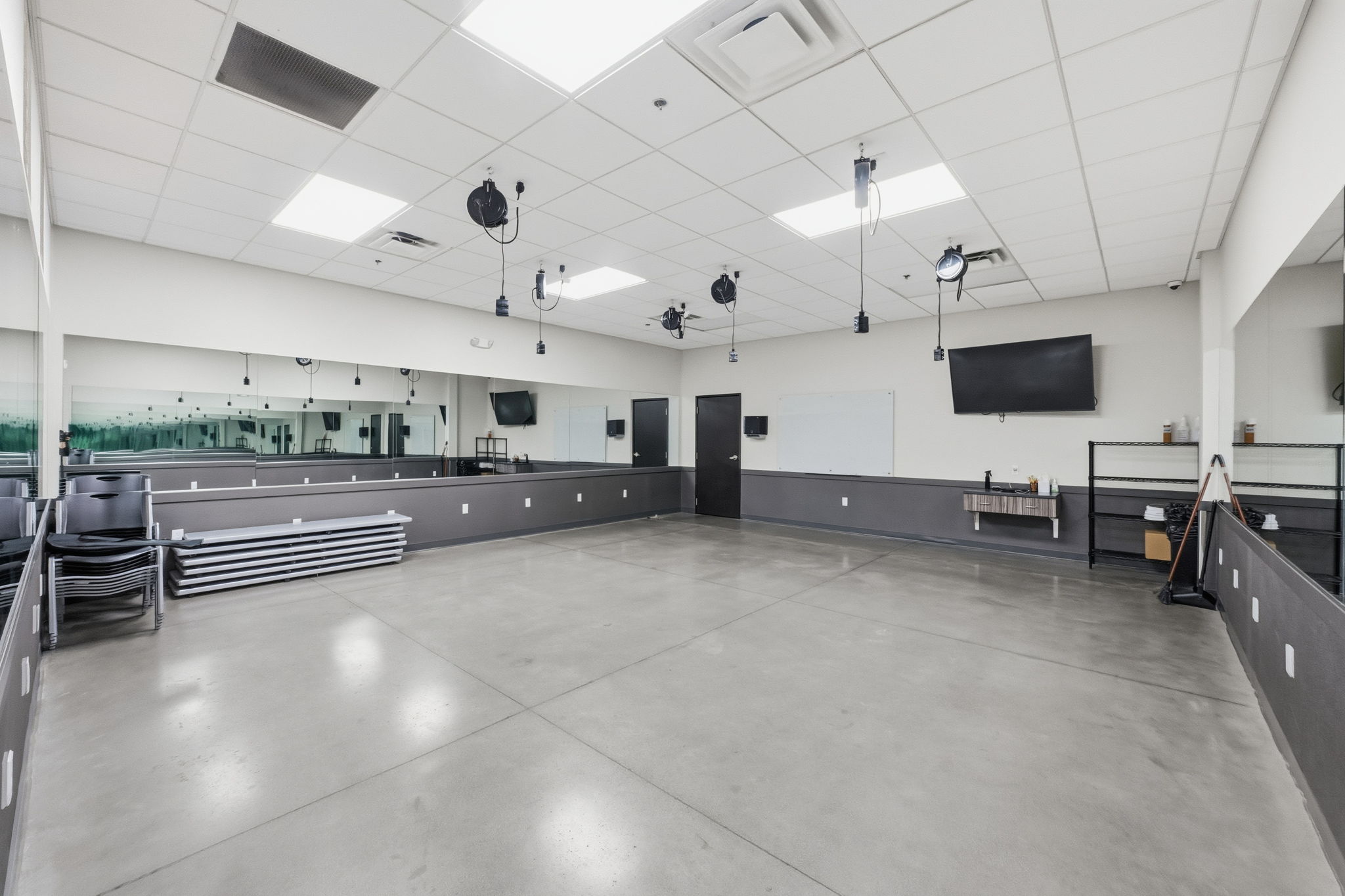 Miscellaneous room with a drop ceiling