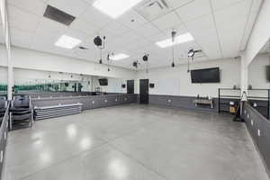 Miscellaneous room with a drop ceiling