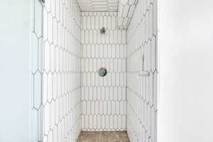 Large shower in main floor bath