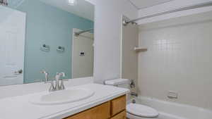 Full bath with vanity and washtub / shower combination