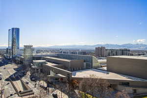 City view featuring a mountainous background