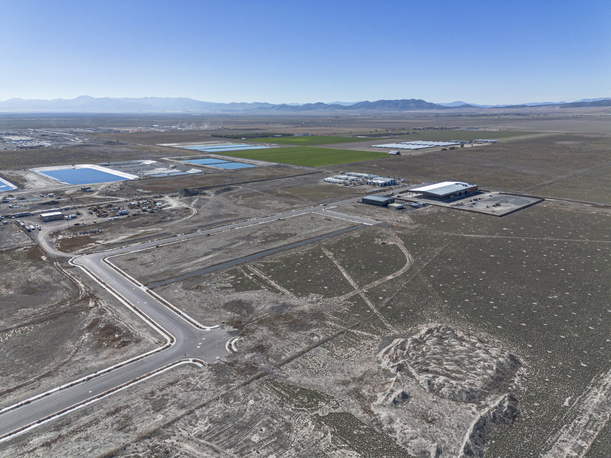 Aerial view of property's location featuring a mountainous background