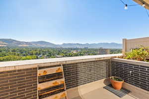 Balcony featuring a mountain view