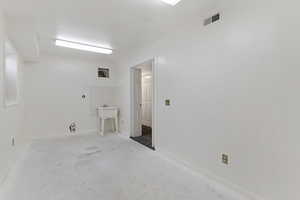 Laundry room with baseboards