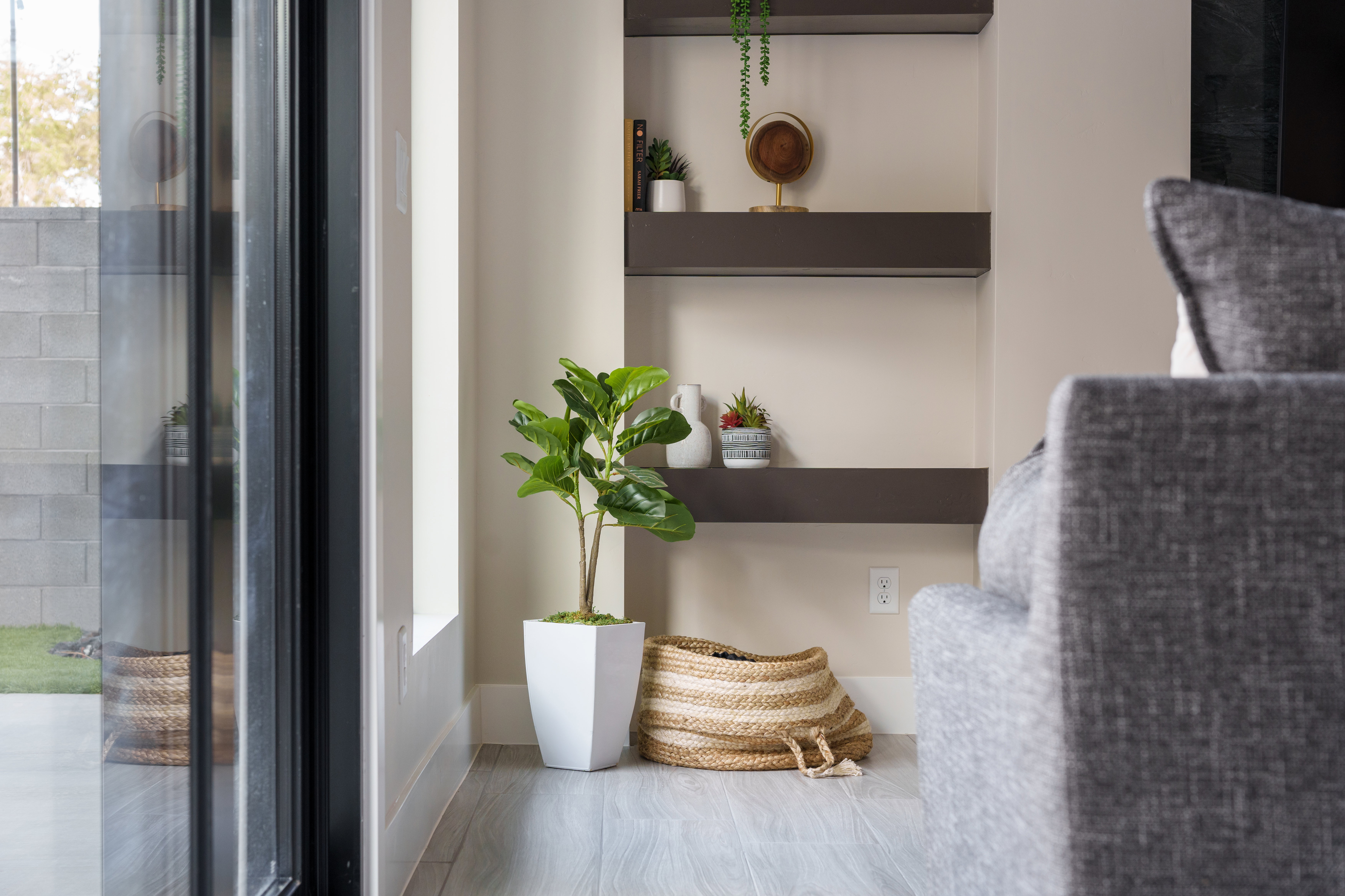 Detailed view of baseboards