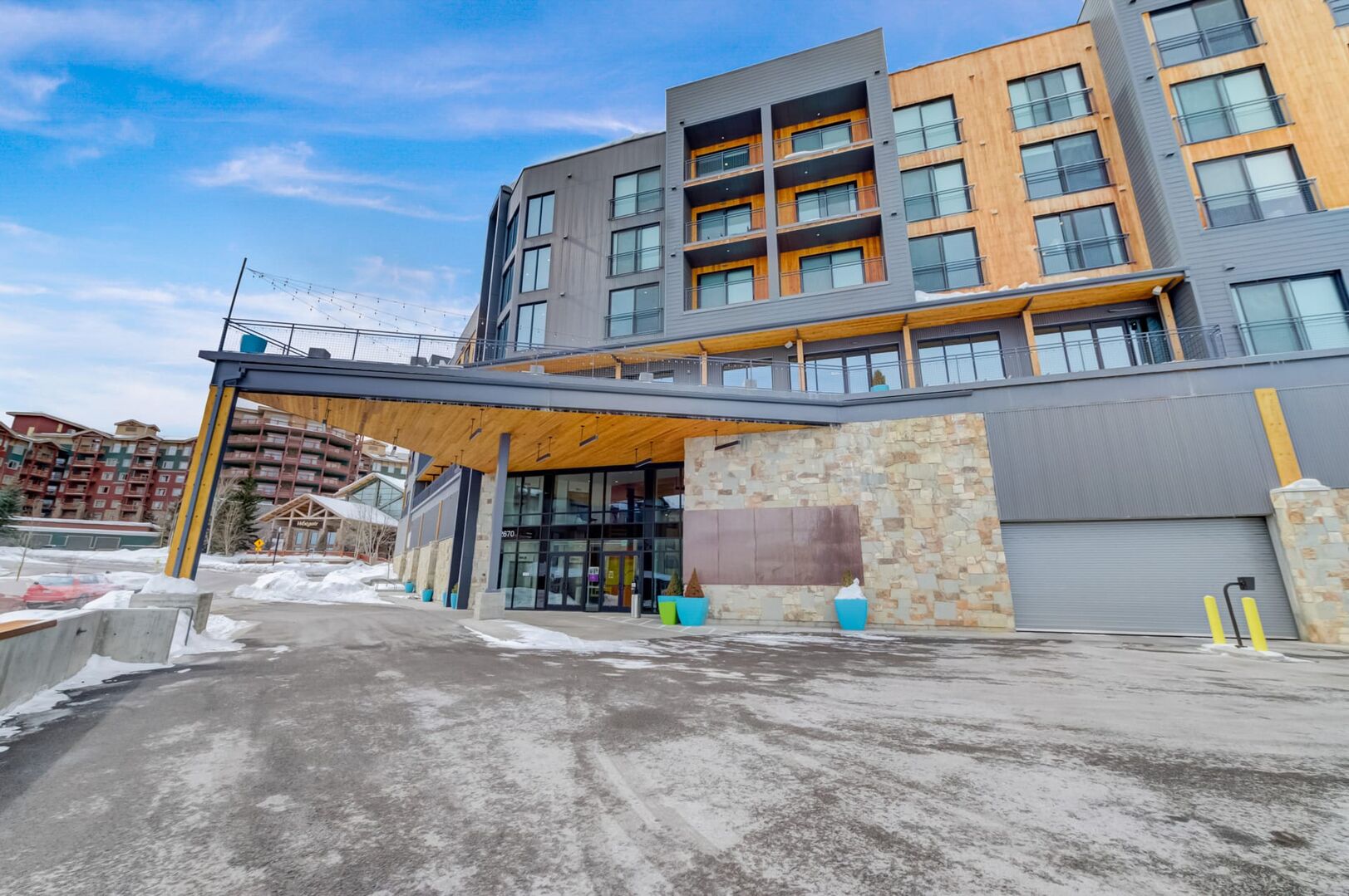 View of apartment building / complex