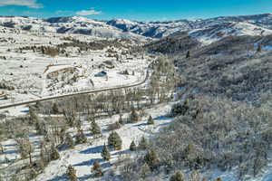 Snowy aerial view featuring a mountain view