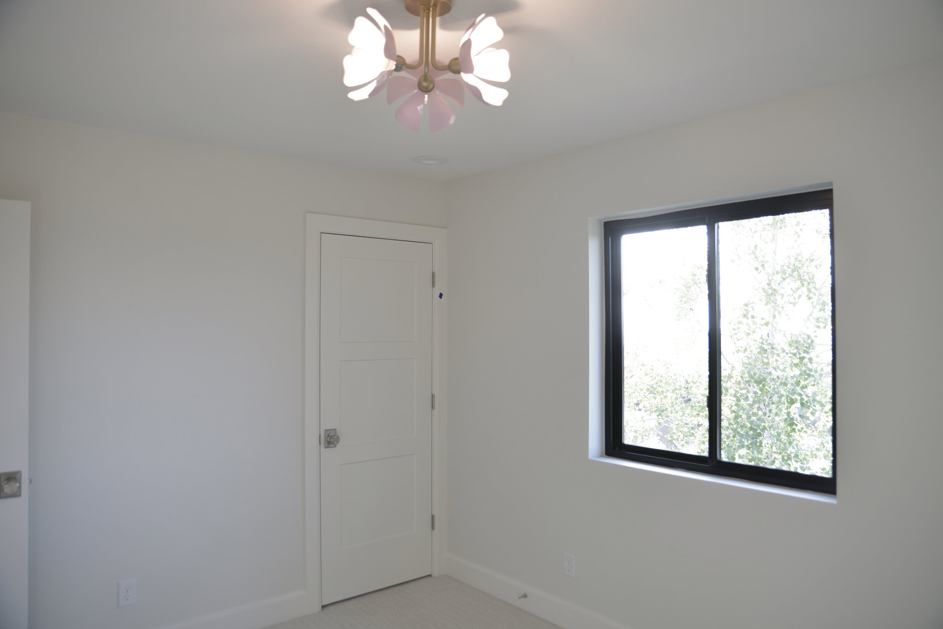 Unfurnished room featuring a chandelier and baseboards
