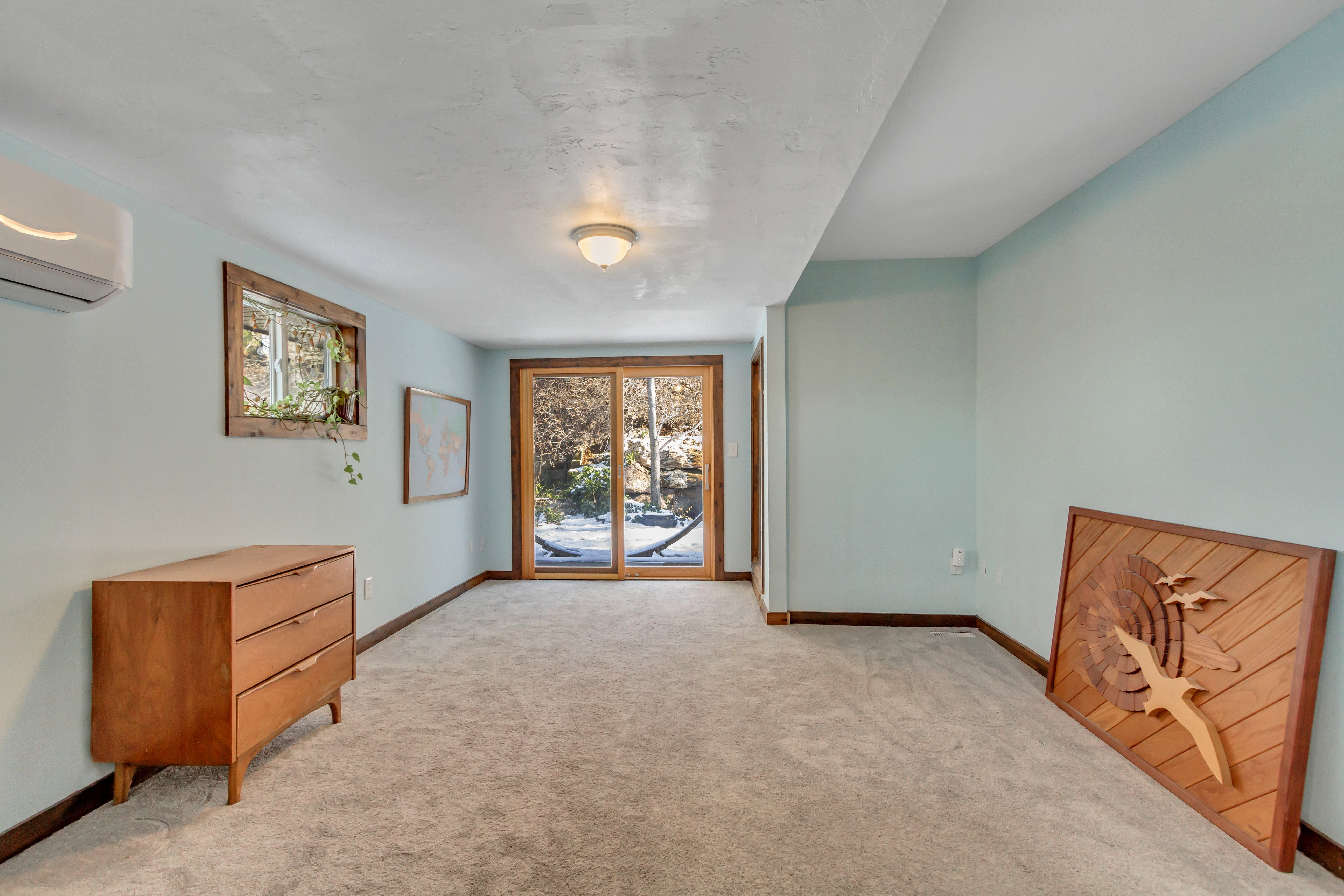 Spare room with carpet flooring and a wall mounted AC