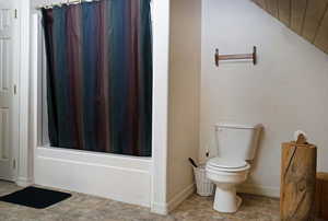 Full bath featuring shower / tub combo with curtain and toilet