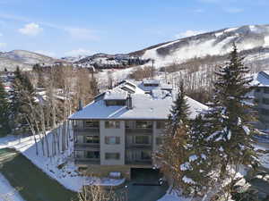 Snowy aerial view featuring a mountain view