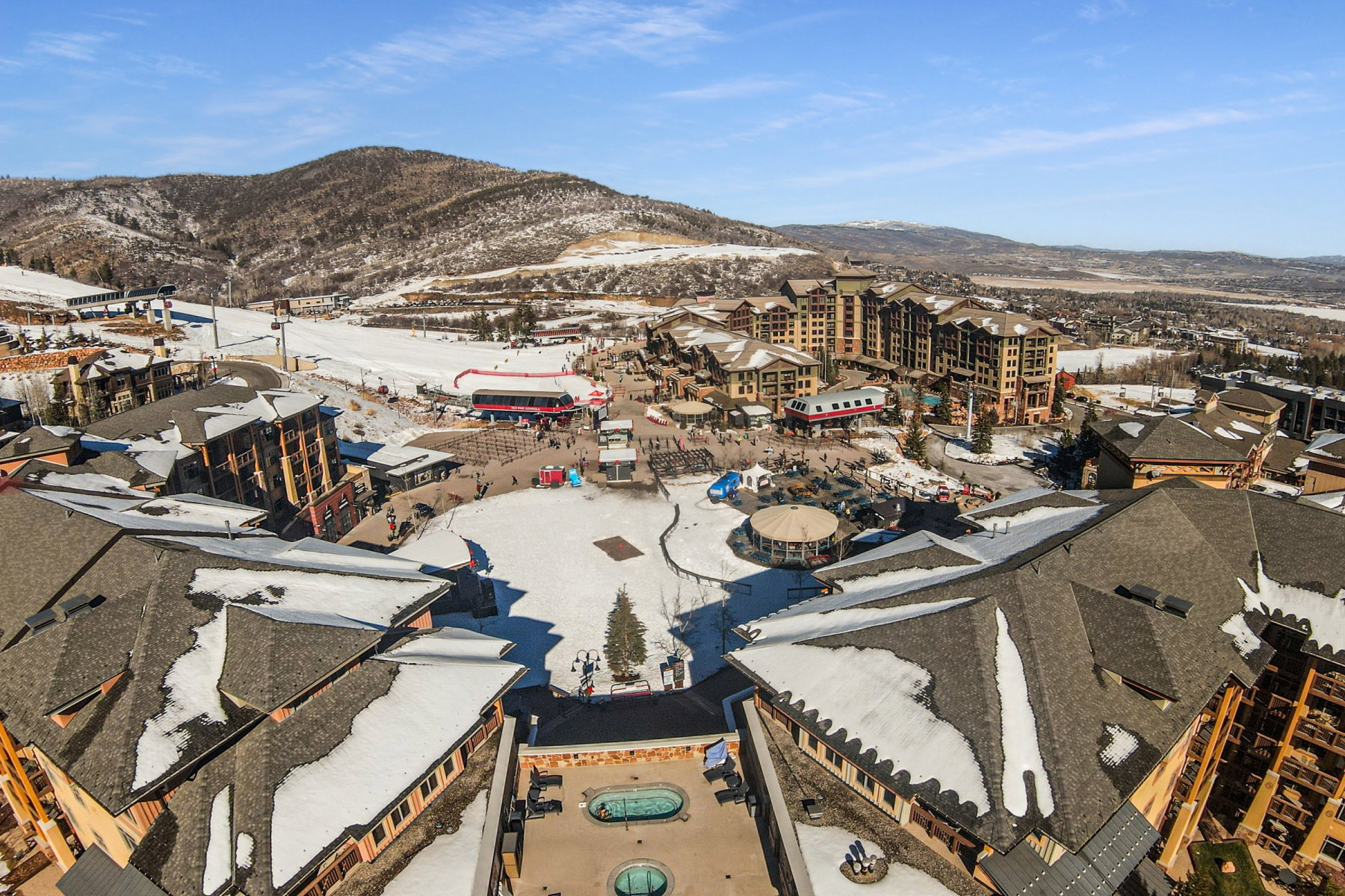 Snowy aerial view featuring a mountain view