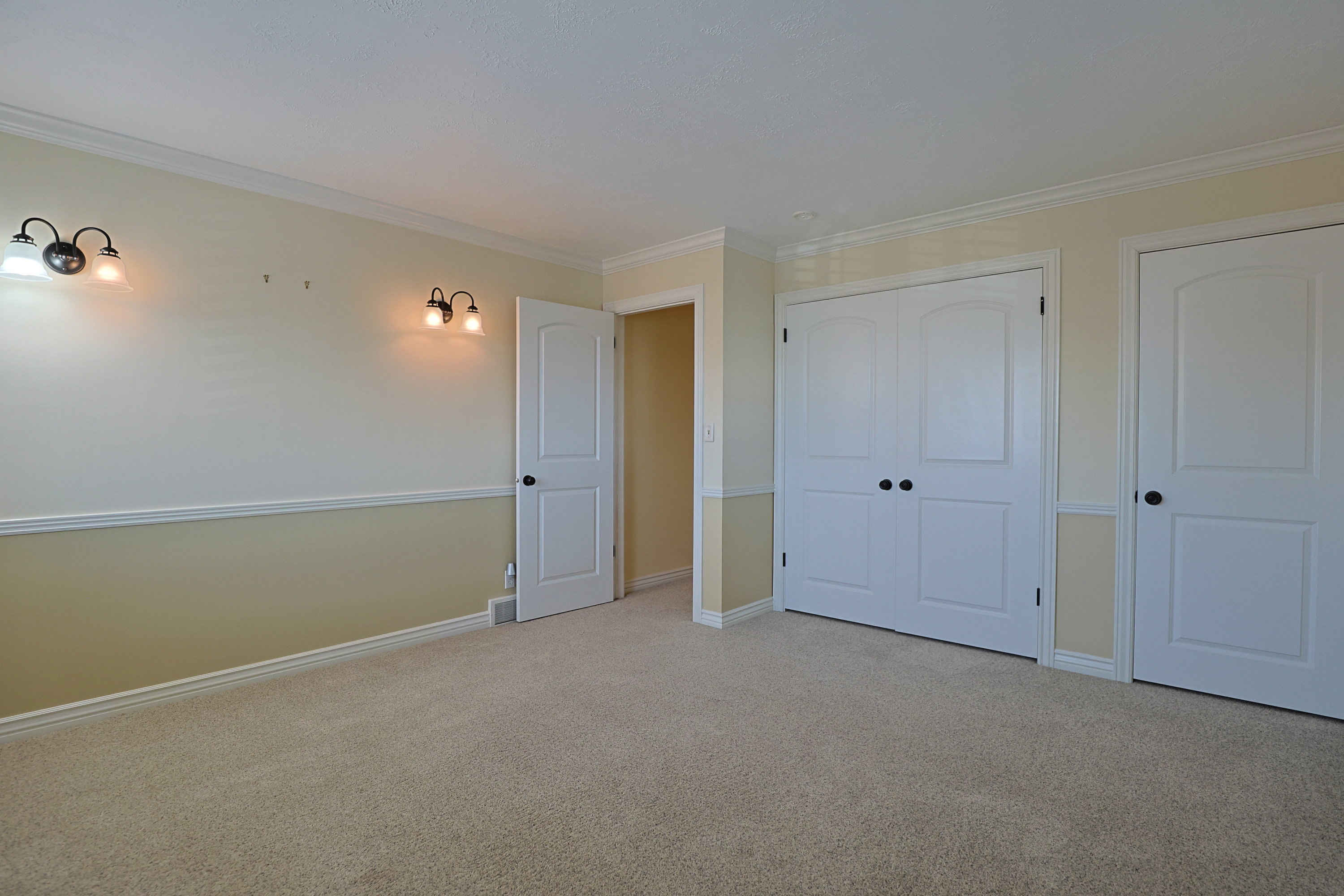 Unfurnished bedroom featuring carpet flooring, crown molding, and a closet