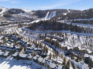 Snowy aerial view with a mountain view