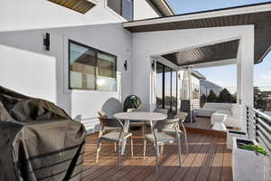 Deck with outdoor dining area