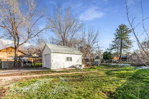 View of yard featuring an outbuilding and driveway