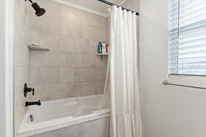 Bathroom with tiled shower / bath