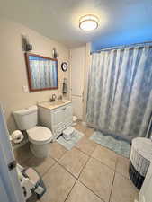 Full bath on main level with linen closet