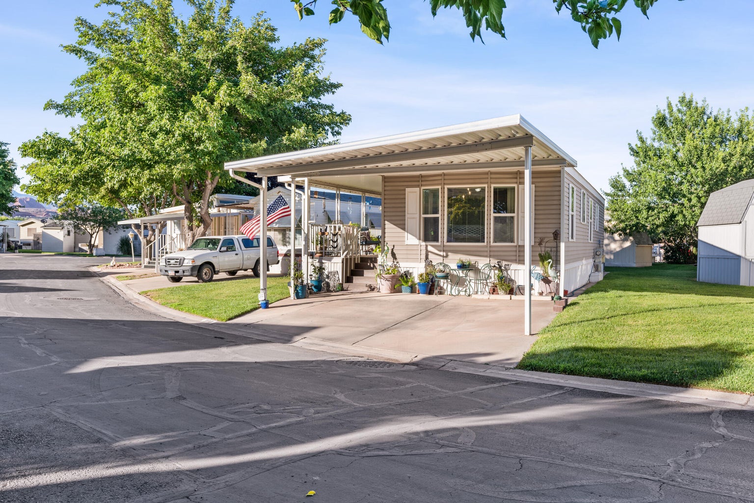 Manufactured / mobile home with a front yard