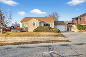 Bungalow with driveway