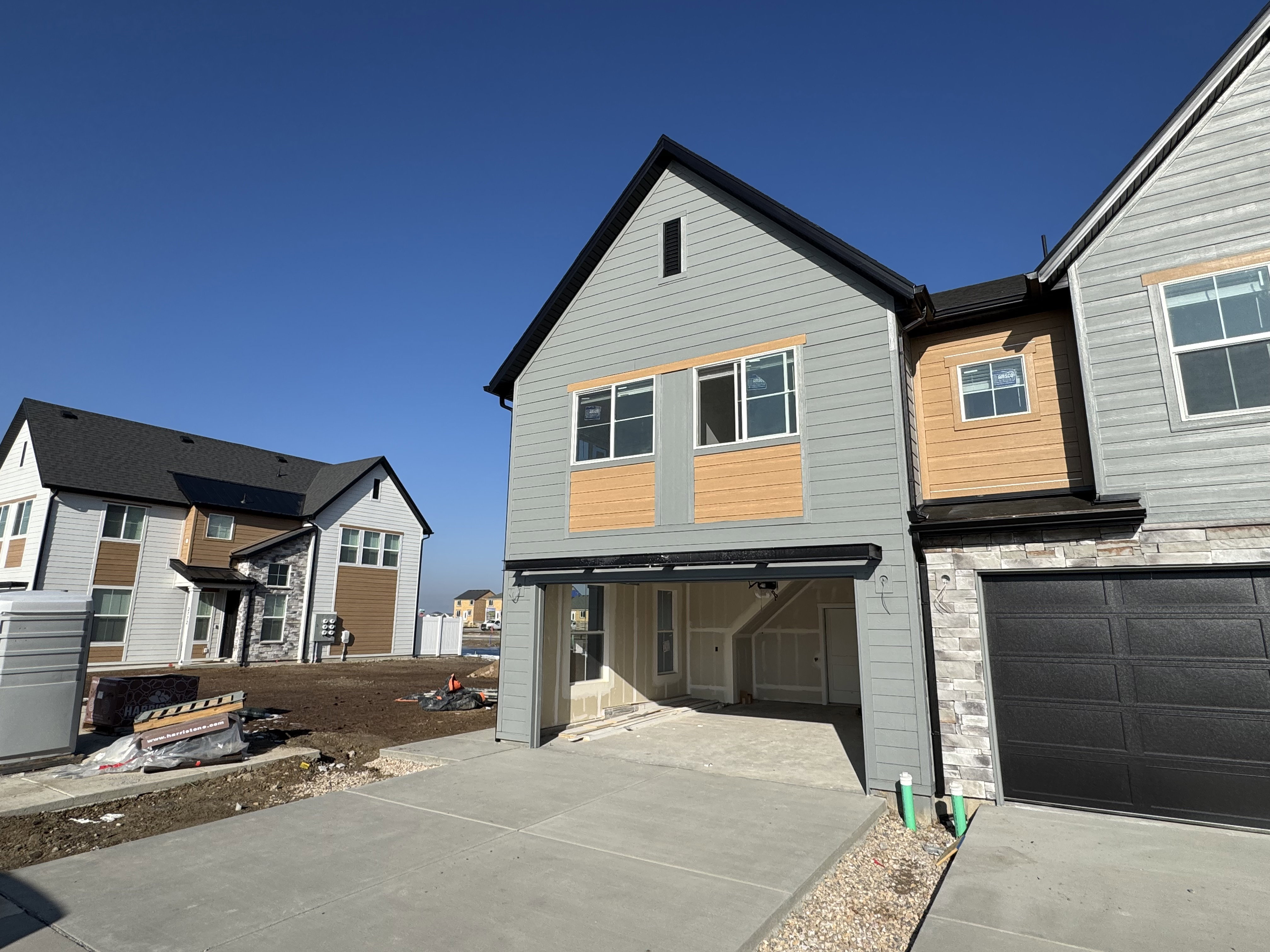 View of front facade featuring driveway