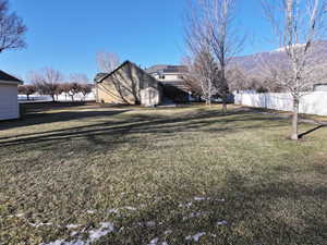 Access to common ground area which shares a boundary with the home