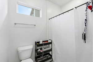 Full bath with a shower with shower curtain