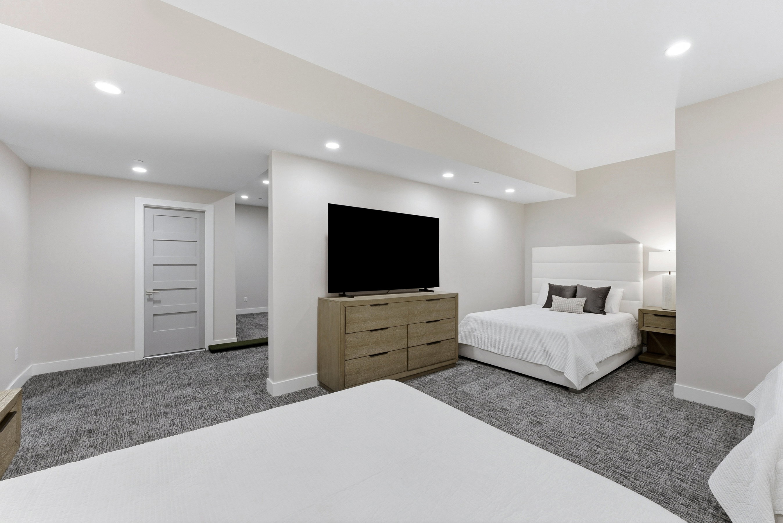 Spacious room featuring neutral paint, recessed lighting, and patterned carpeting