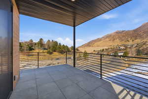 Balcony featuring a mountain view