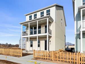 View of front of property featuring a fenced front yard