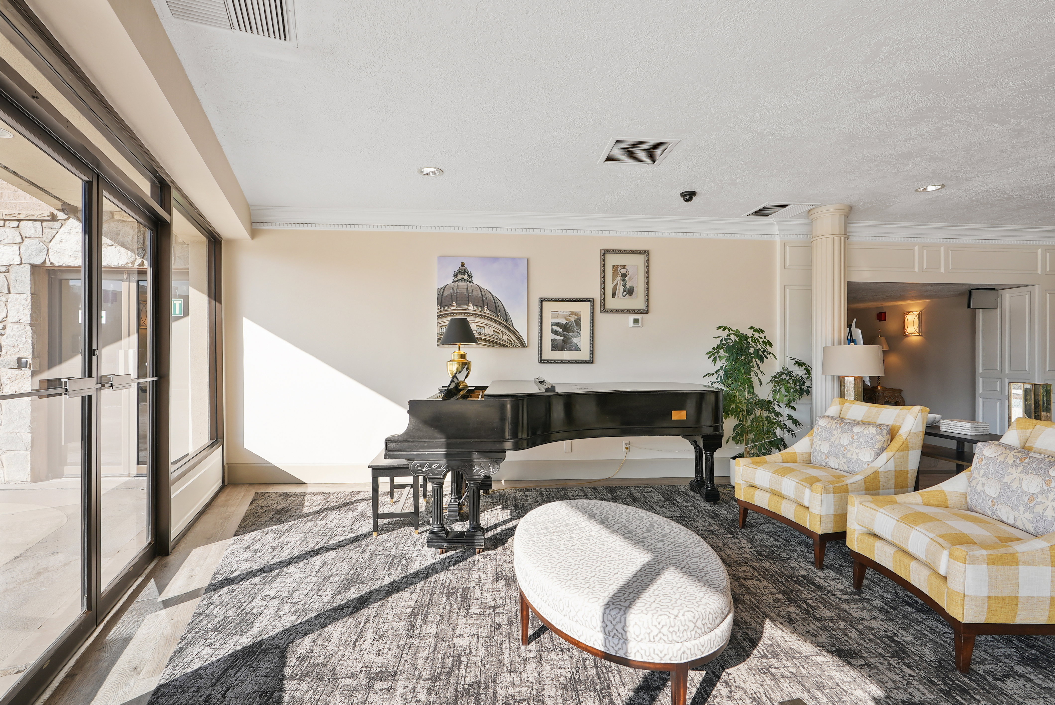 Sitting room featuring crown molding and recessed lighting
