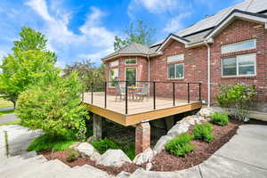 Deck with outdoor dining area
