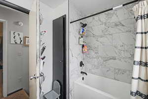 Full bath with shower / tub combo