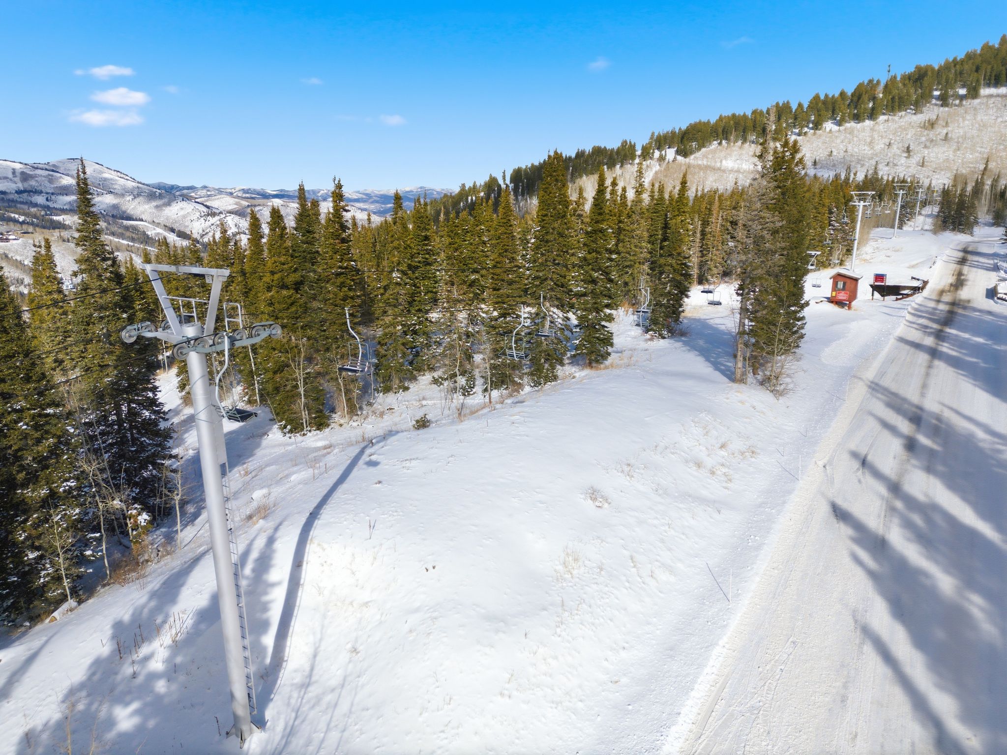 Snowy aerial view featuring a mountain view