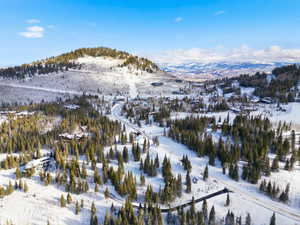 Snowy aerial view with a mountain view