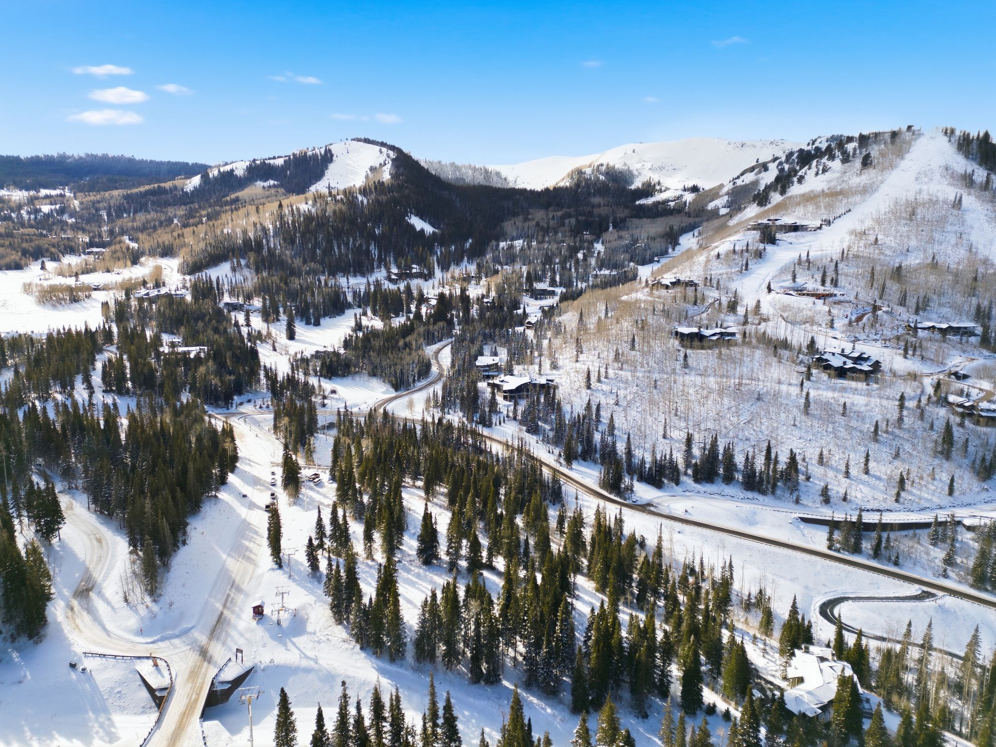 Snowy aerial view featuring a mountain view