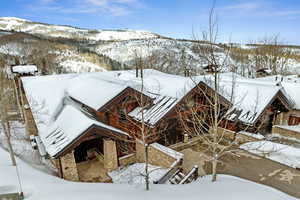 Snowy aerial view with a mountain view