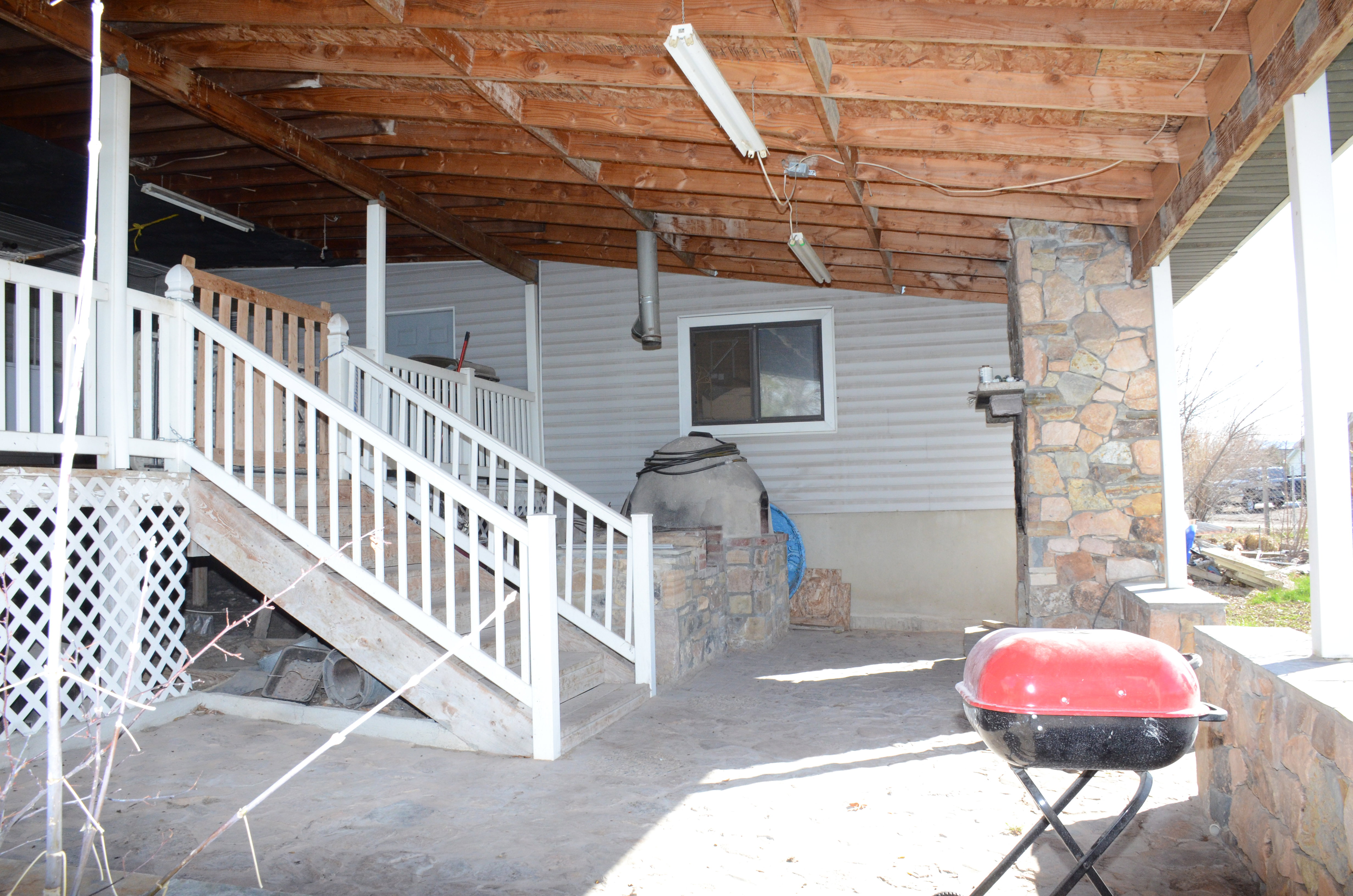 Covered porch with fireplace, Pizza Oven, grill