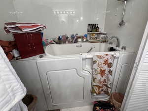Accessible jetted tub