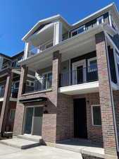 View of apartment building / complex