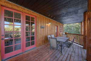 Deck with outdoor dining space
