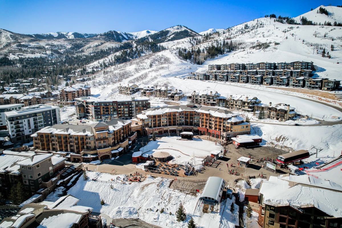 Snowy aerial view with a mountain view