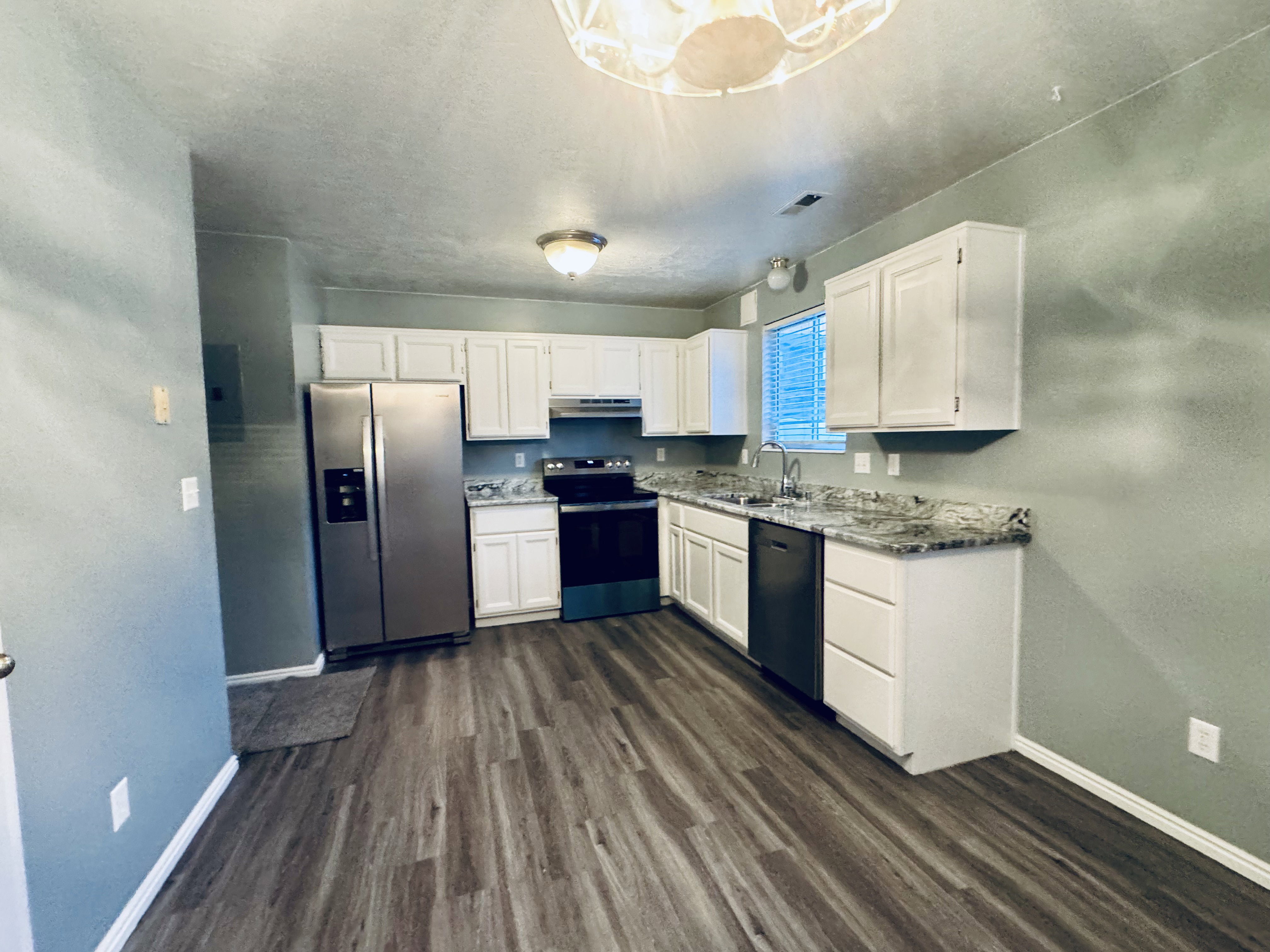 Updated Kitchen with Granite Counter tops & New Stainless Appliances
