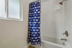 Full bath with shower / bath combo with shower curtain