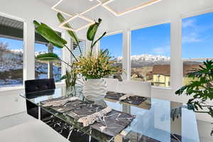 Sunroom / solarium featuring a mountain view