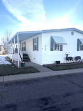 Manufactured / mobile home featuring a porch