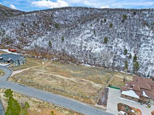 Aerial view of property's location with a mountain backdrop